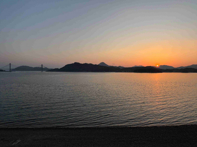 弓削小から夕陽をのぞむ